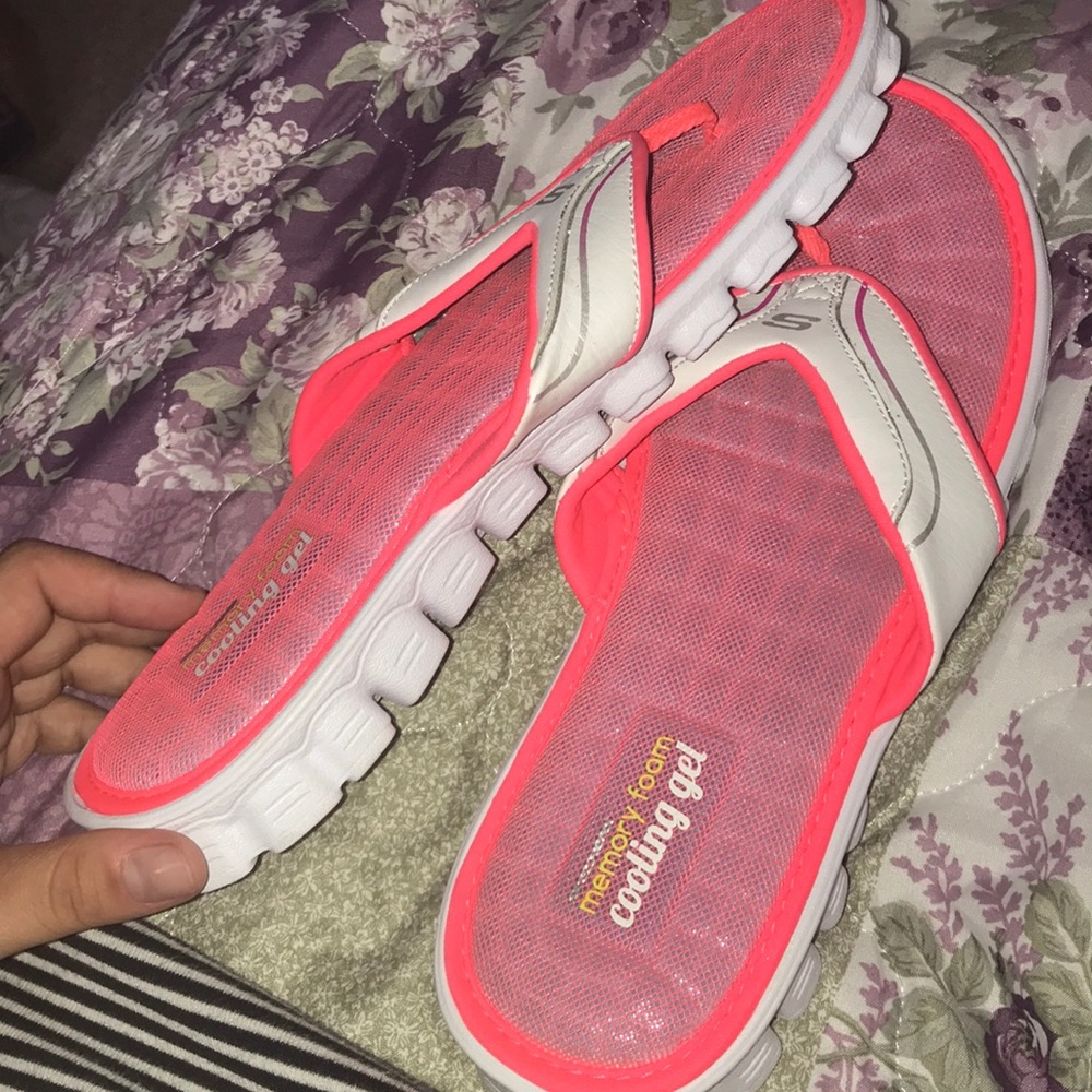 Size 9 memory Foam flip flops☺️